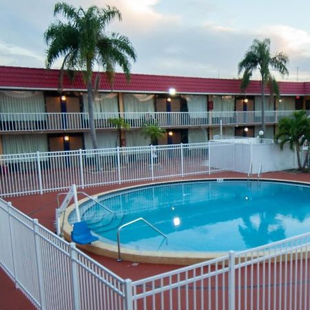 Express Inn & Suites - 5 Miles From St Petersburg Clearwater Airport Kültér fotó