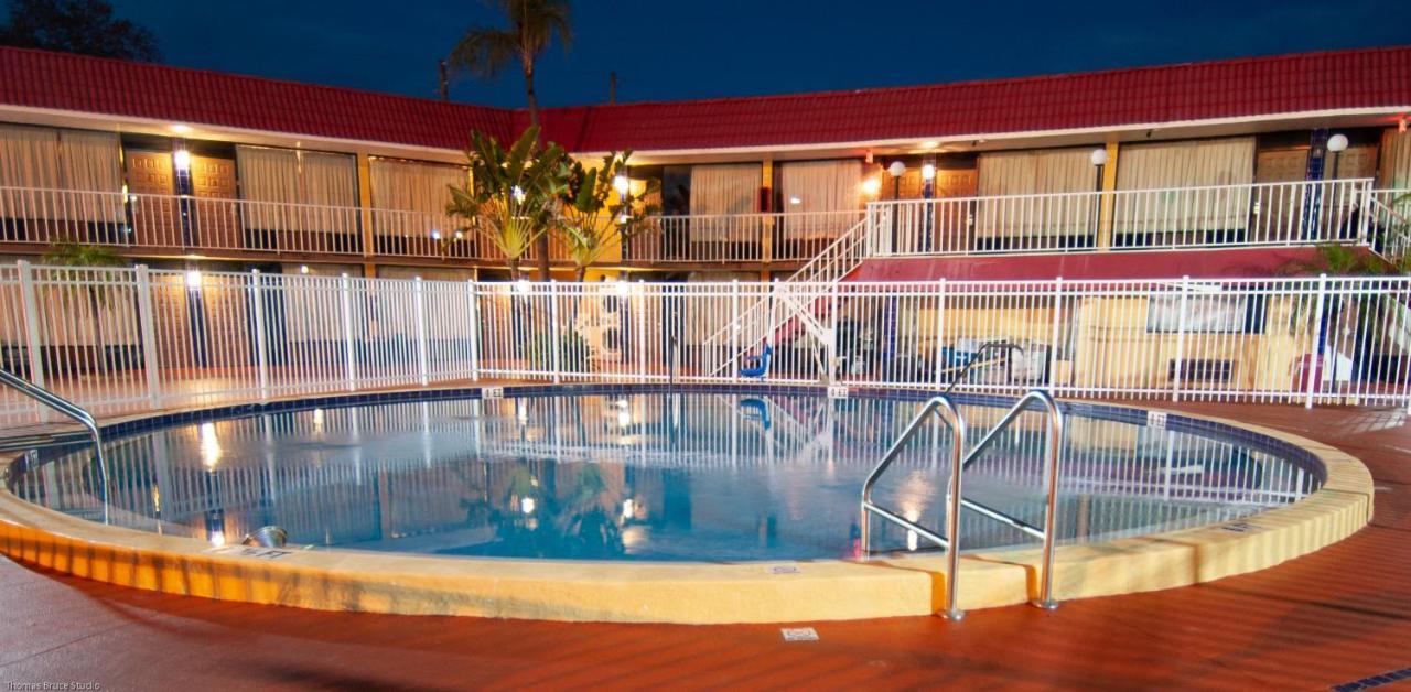 Express Inn & Suites - 5 Miles From St Petersburg Clearwater Airport Kültér fotó