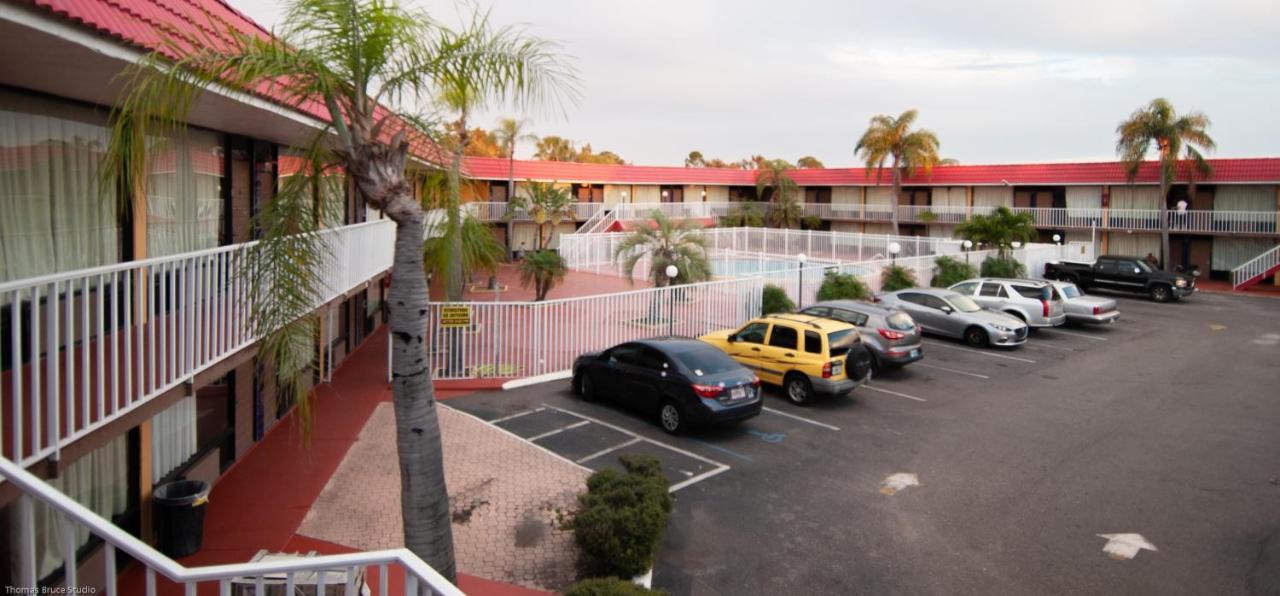 Express Inn & Suites - 5 Miles From St Petersburg Clearwater Airport Kültér fotó