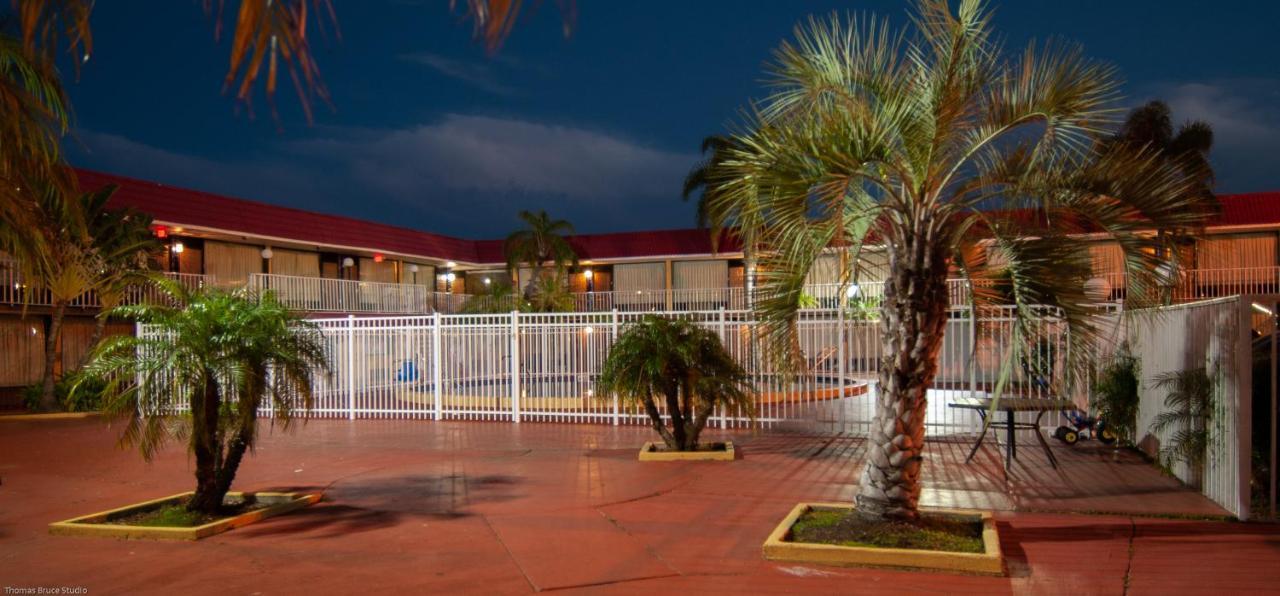 Express Inn & Suites - 5 Miles From St Petersburg Clearwater Airport Kültér fotó