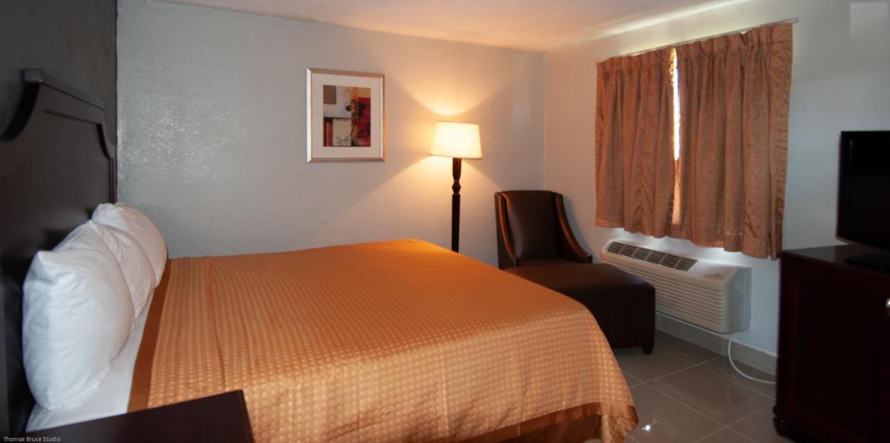 Express Inn & Suites - 5 Miles From St Petersburg Clearwater Airport Kültér fotó