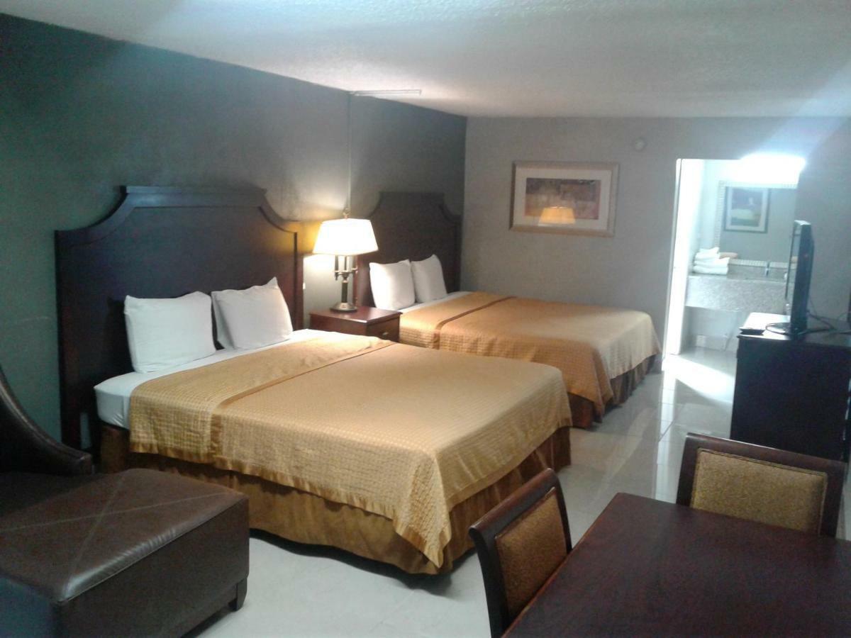 Express Inn & Suites - 5 Miles From St Petersburg Clearwater Airport Kültér fotó