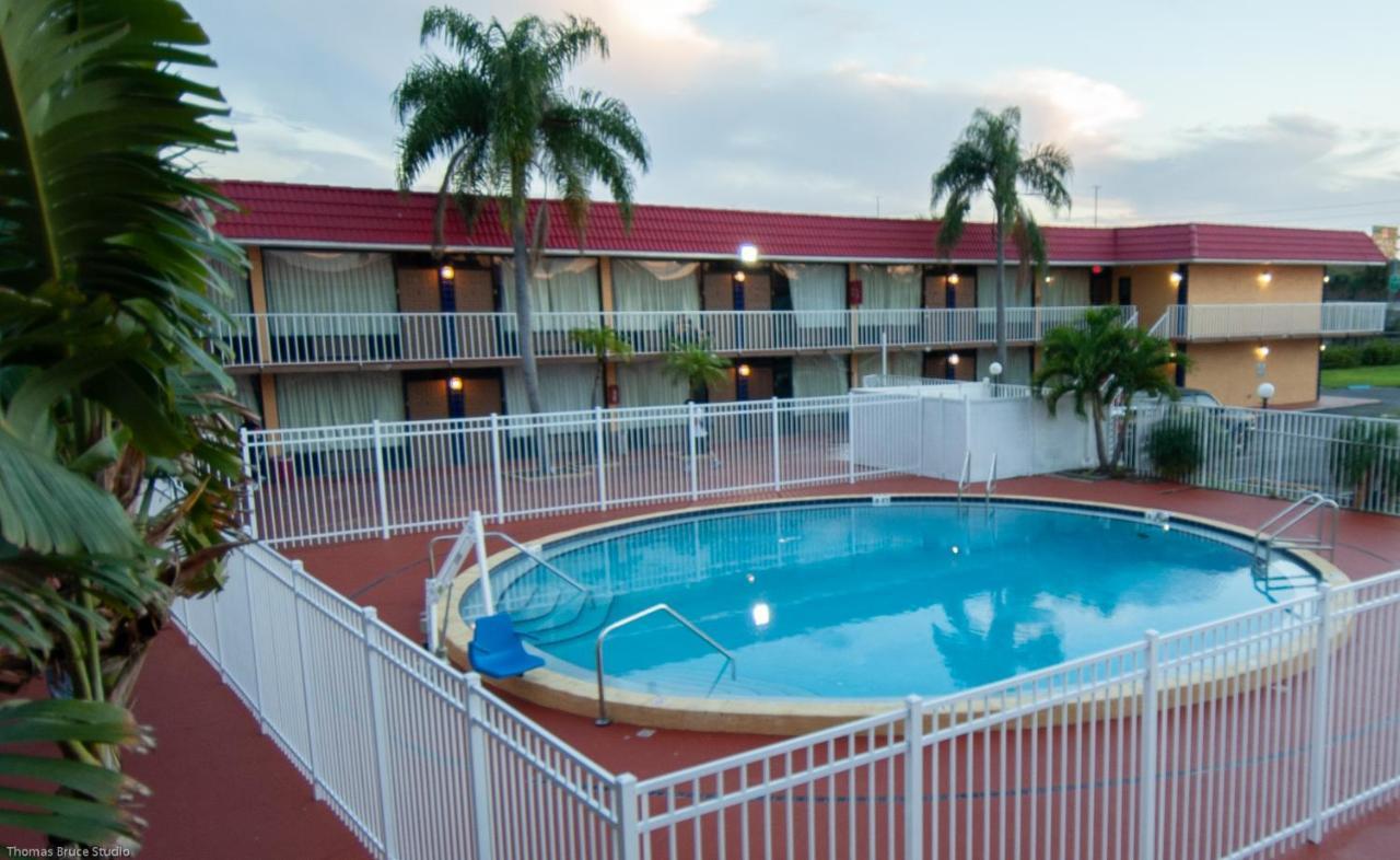 Express Inn & Suites - 5 Miles From St Petersburg Clearwater Airport Kültér fotó
